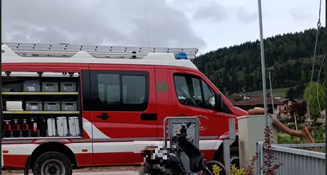 Finisce in moto contro un palo: ragazzo in ospedale