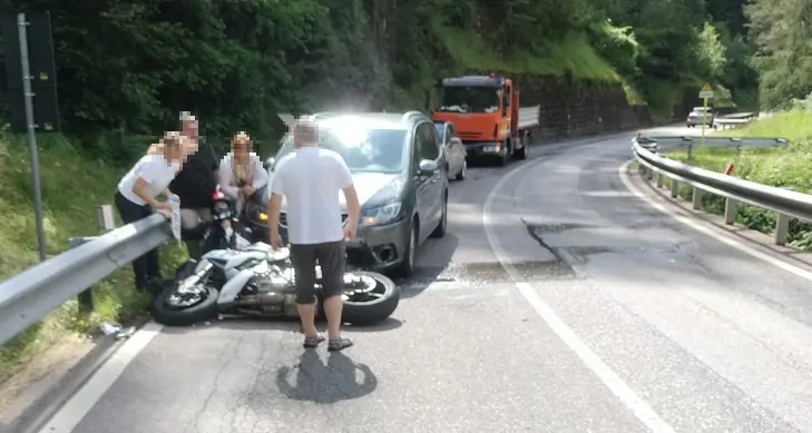 Auto contro moto, a Sover codice rosso per un uomo di 45 anni