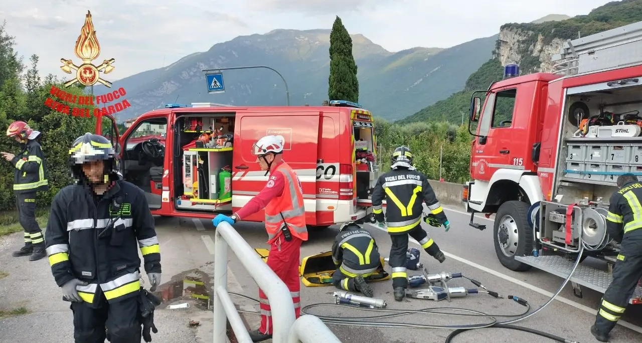 Tragico schianto a Riva: vettura fuori strada, perde la vita un cinquantenne