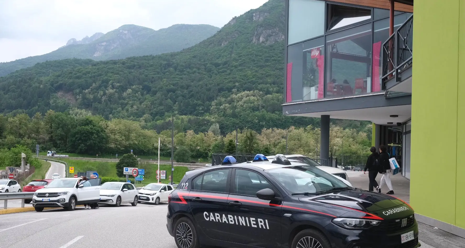 Paura a Civezzano: accoltellato al supermercato, arrestato l'aggressore