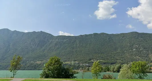 Precipita nel lago d'Idro con il parapendio