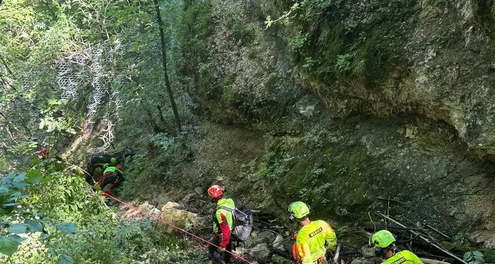 Imbocca un vecchio sentiero e scivola nel bosco: soccorso sul Monte Celva