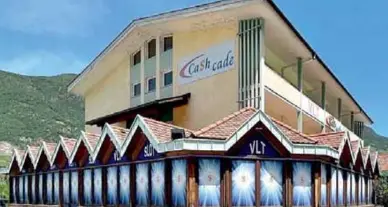 Distrugge una sala slot e aggredisce gli agenti: arrestato