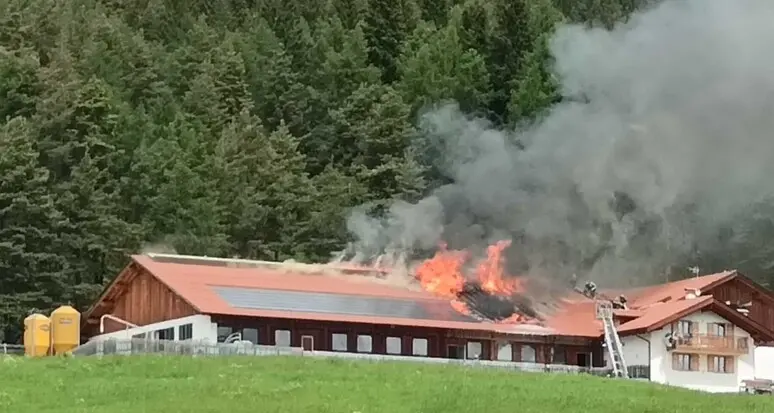 Allarme a Daiano: in fiamme il tetto di una stalla