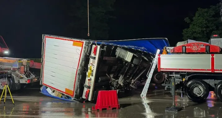 Tir ribaltato: Valsugana chiusa per sei ore nella notte