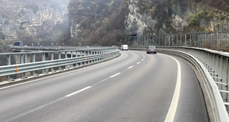 Anche oggi la Ss47 è fuori uso per metà: la carreggiata cede, mattinata di code