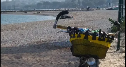 Ripulisce le spiagge del Garda dai rifiuti: multato di 500 euro