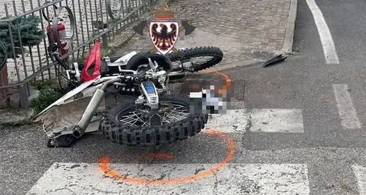 Incidente a Brez, 17enne in moto finisce contro un trattore: trasportato in eliambulanza a Trento