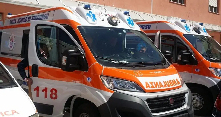 Fondo, una motociclista invade la corsia opposta, finisce contro un’auto: a bordo anche un neonato