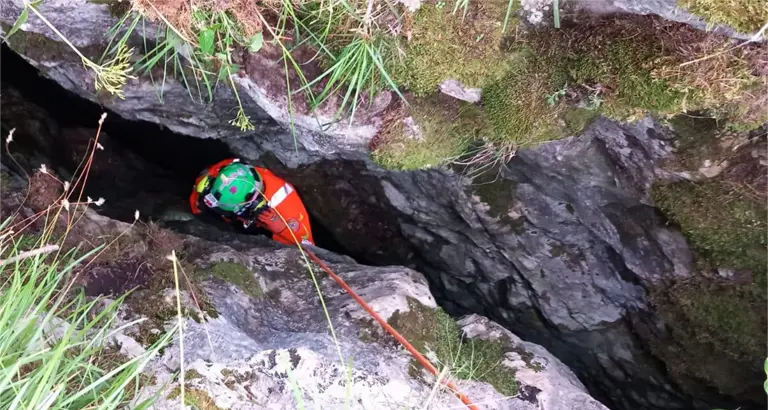 Cadono in una cavità rocciosa: papà e figlia di 10 anni salvati dal soccorso alpino