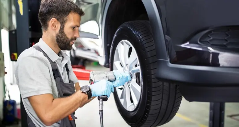 Scatta l'obbligo delle gomme estive: da oggi stop ai pneumatici invernali, ma c’è tempo un mese per effettuare il cambio. Ecco cosa si rischia