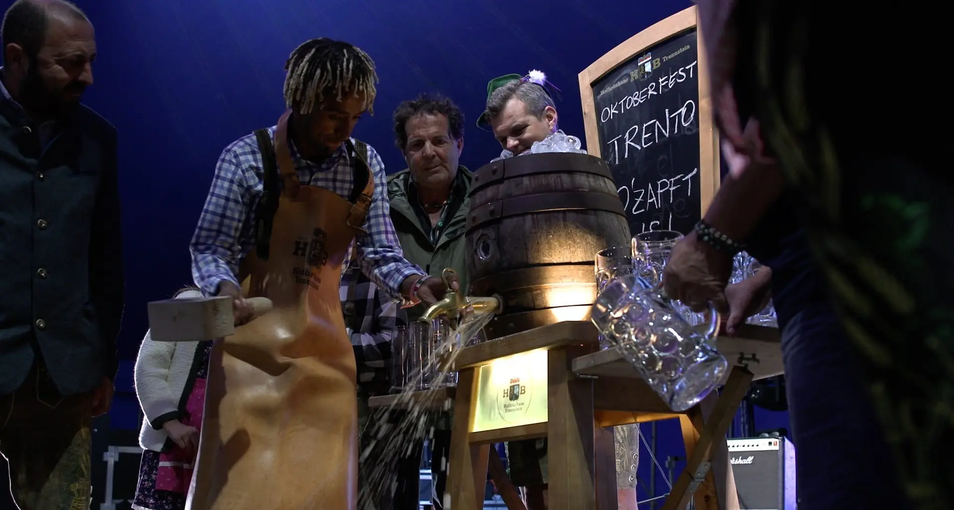Trento, Oktoberfest al via. Yeman Crippa in Lederhosen spilla la prima botte