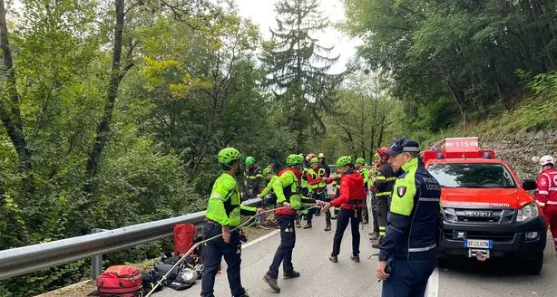 Motociclista vola nella scarpata dalla vecchia strada fra Pergine e Levico