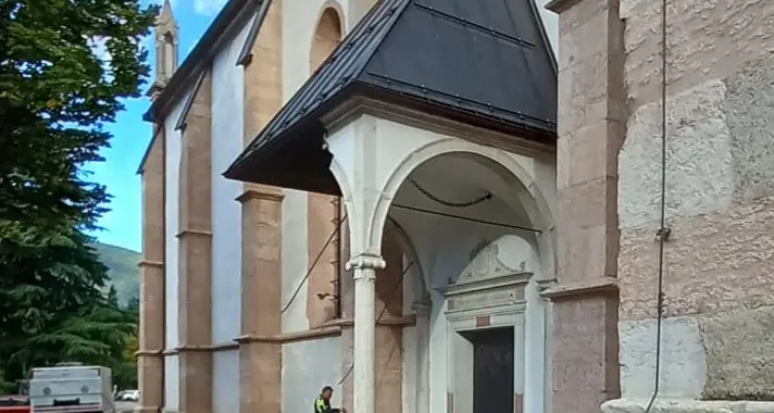 Pergine, la spazzatrice \"abbatte una colonna\" della chiesa
