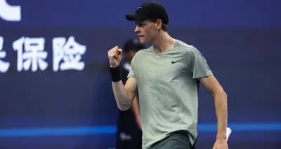 A Pechino Sinner parte male, poi reagisce da numero 1: supera Jarry 4-6, 6-3, 6-1