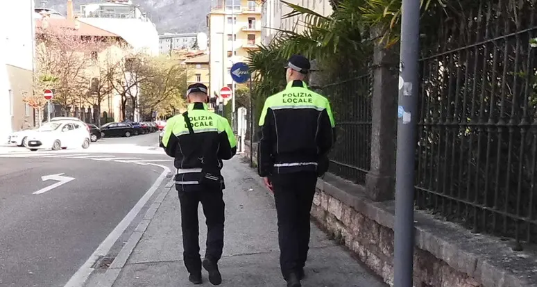 Trento, picchiata per strada dal marito: la salvano due turisti francesi