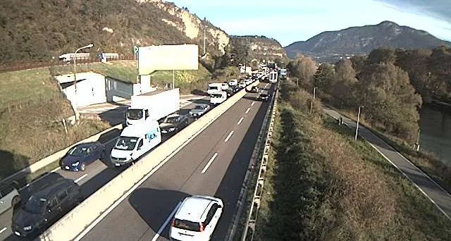 Incidente in tangenziale: sei persone coinvolte, disagi al traffico