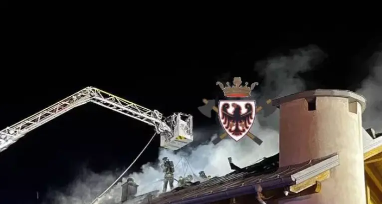 Incendio al rifugio Monte Zugna, grossi danni al tetto. Cinquanta vigili del fuoco impegnati nella notte