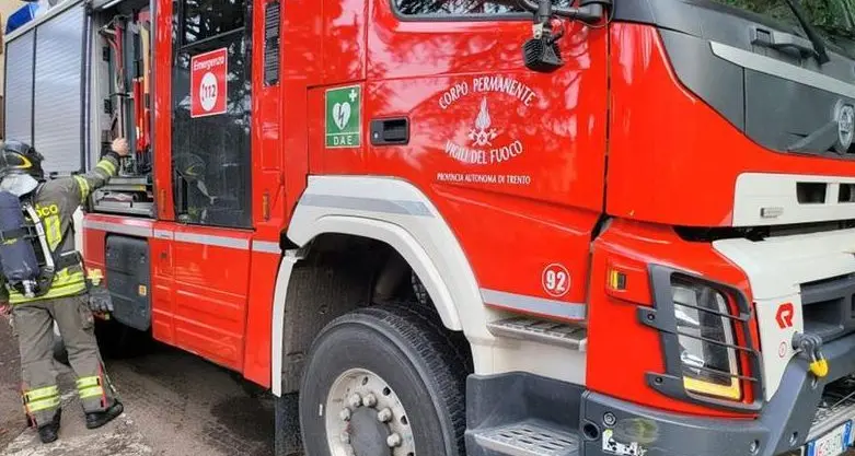 Trento, palazzina invasa dal fumo nella notte: evacuati trenta studenti