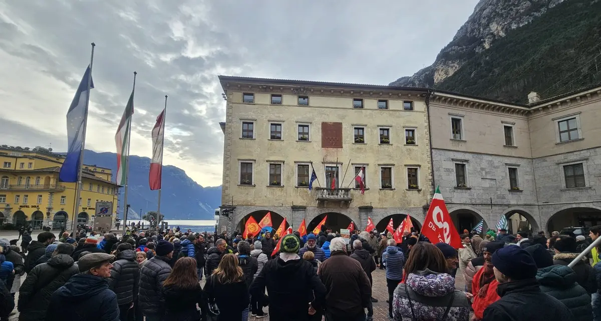Riva del Garda, folla in piazza per la legalità