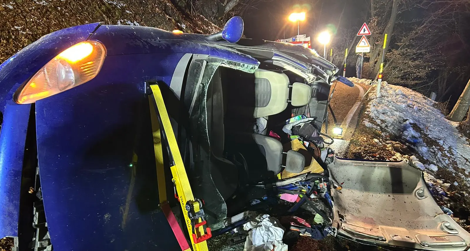 Incastrato nell'auto ribaltata sulla strada del monte Velo: soccorso con l'elicottero