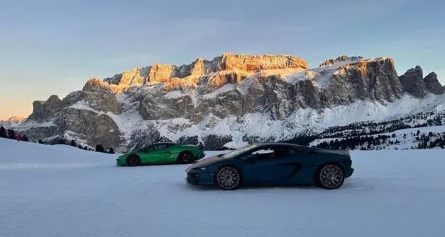 In Lamborghini al rifugio in Val Gardena, protesta l'Alpenverein: «Ignorata qualsiasi regola di comportamento in montagna»