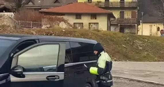 Scoperto autista abusivo a Tione: portava turisti in aeroporto su un van con targa lituana