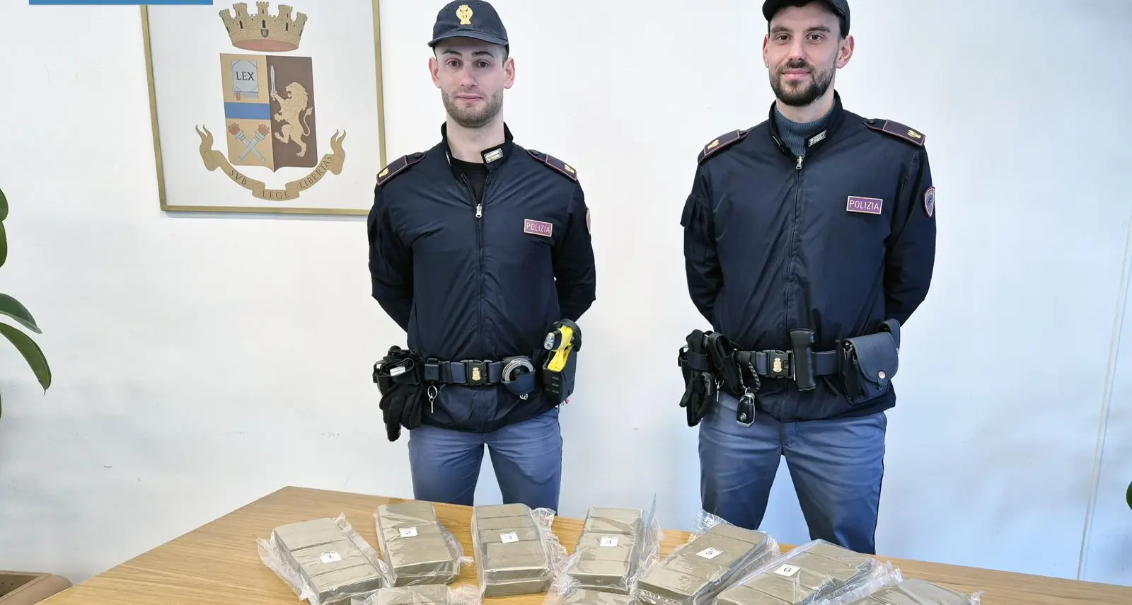 Trento, va in auto troppo veloce: lo fermano e trovano 10 chili di hashish
