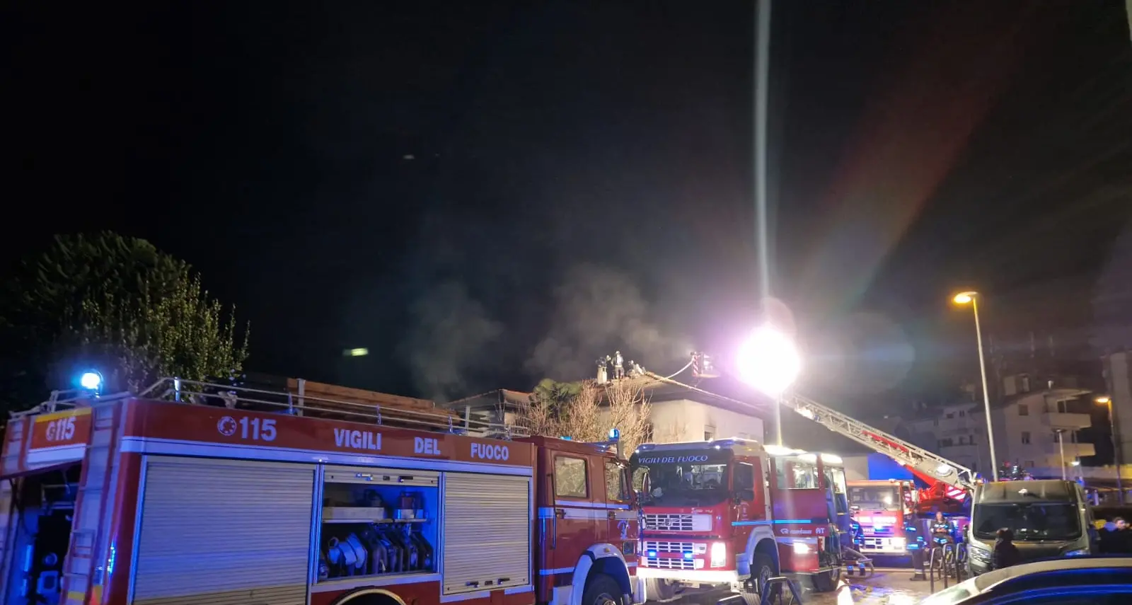 Pergine, palazzina a fuoco nella notte: sette intossicati