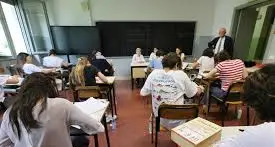 Scuola, Valditara \"difende\" gli studenti: \"Basta compiti e verifiche decisi all’ultimo\"