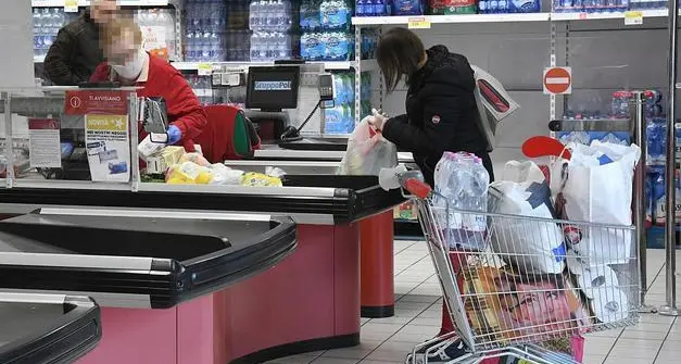 L'indagine sui redditi: in Trentino stranieri e residenti in periferia guadagnano meno