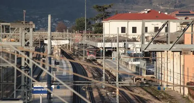 Tragedia a Rovereto, giovane investito da un treno: è ricoverato in codice rosso
