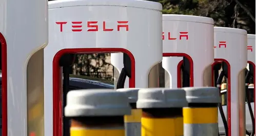 Rovereto, sabotate le colonnine di ricarica Tesla al Millennium Center