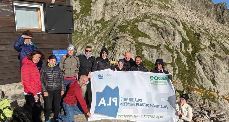 Invasioni di plastica: la montagna non si salva ma il «divieto» globale salta