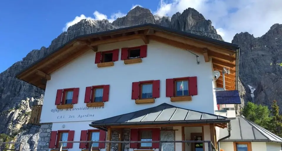 Il turista al rifugio si lamenta del panino e del sentiero: «Pensava di essere in autogrill?»