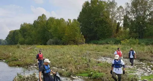 I volontari ripuliscono il lago da un quintale di rifiuti e trovano una probabile specie aliena