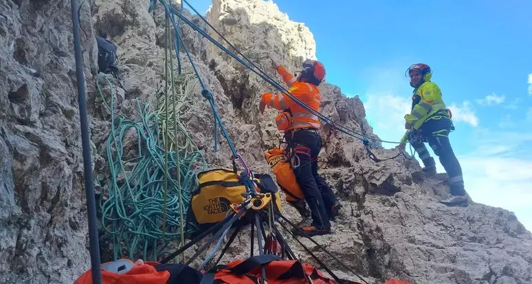 Tre Cime, sbatte sulle rocce mentre scende in corda doppia: alpinista soccorso