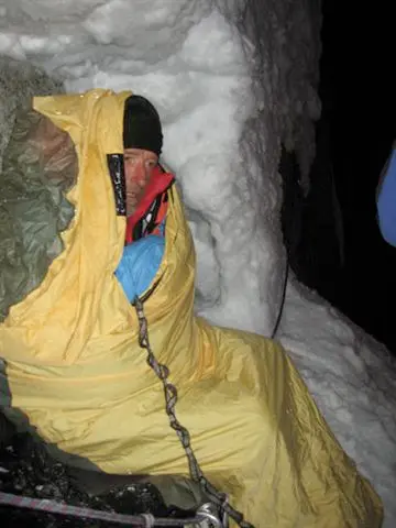 Ermanno Salvaterra sul Cerro Torre seduto per la notte