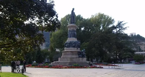 Azione collettiva per la pulizia del parco di piazza Dante