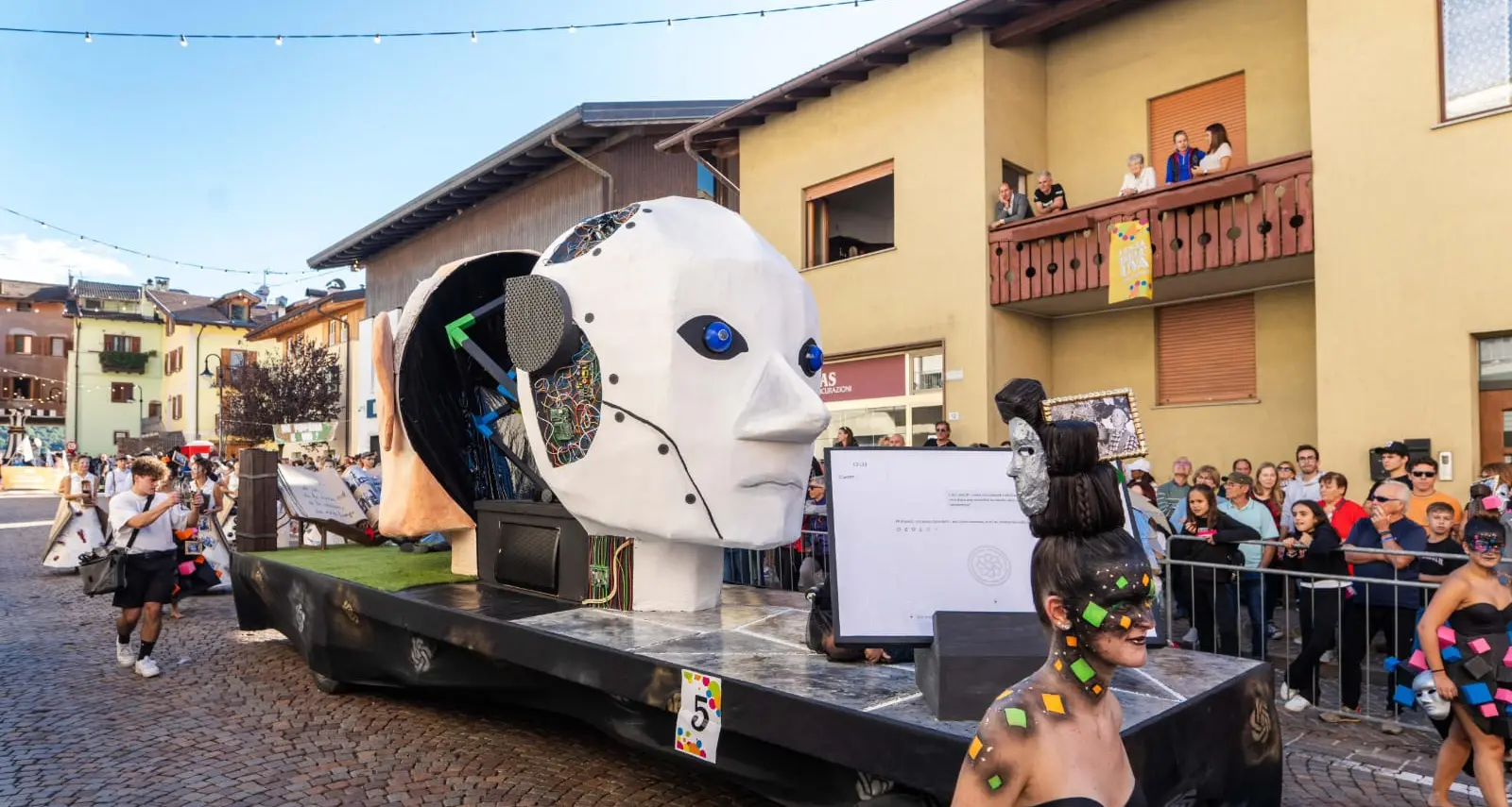 Festa dell'uva a Giovo: premiato il carro che elogia «l'emozione»