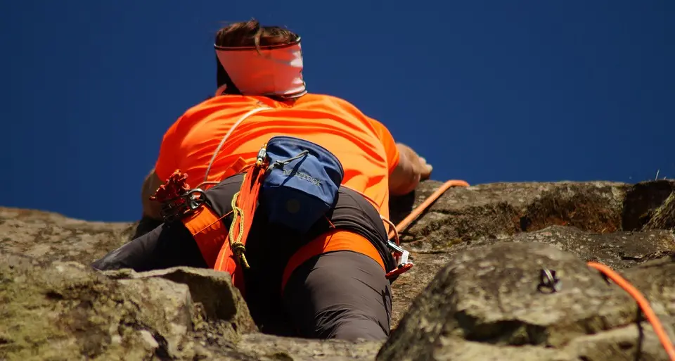 Rispetto per le vie alpinistiche, dalla chiodatura ai nuovi tracciati: le linee guida di Dolomia