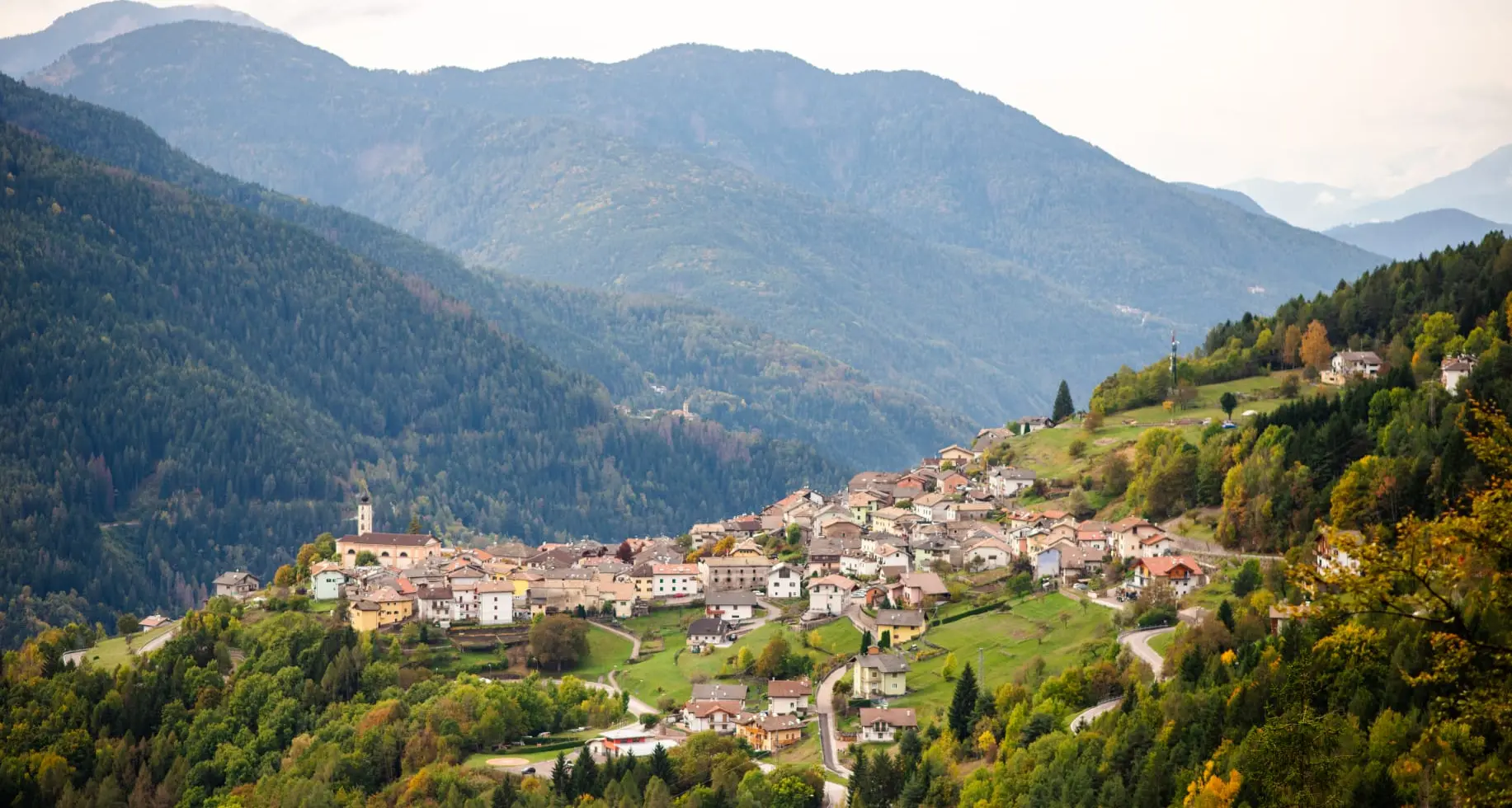 In cammino nei boschi sopra Capriana, fra Trentino e Alto Adige