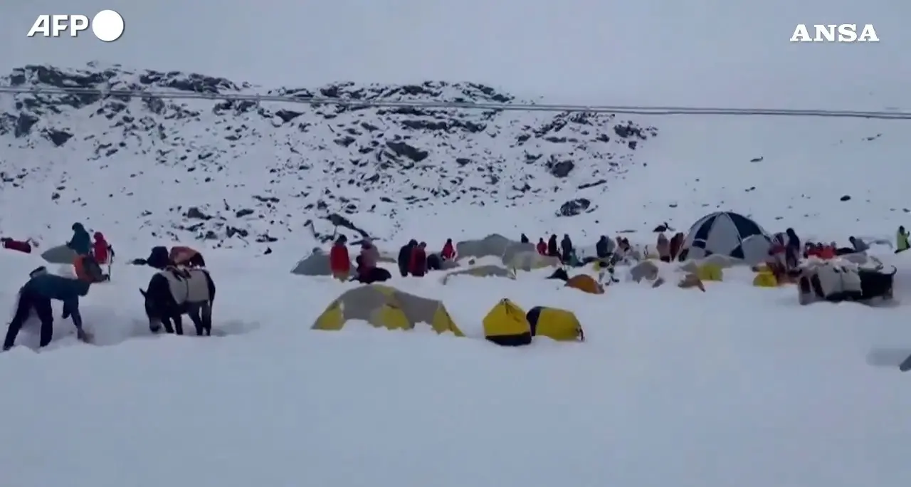 Bufere di neve sull'Everest: ancora 200 escursionisti bloccati, un morto