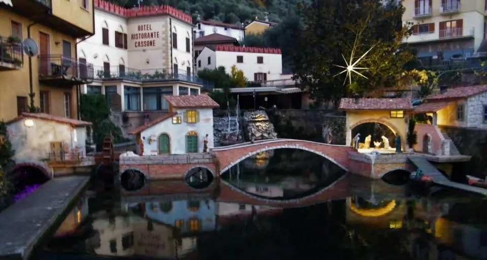 A Cassone torna il presepe galleggiante sul fiume più corto del mondo