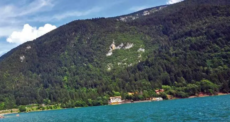 Il Baito ai fortini: una passeggiata a Molveno, tra lago e cime dolomitiche