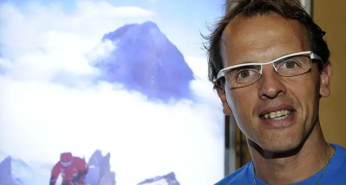 Malore per Simone Moro sull'Himalaya, il grande alpinista in ospedale: \"In miglioramento\"