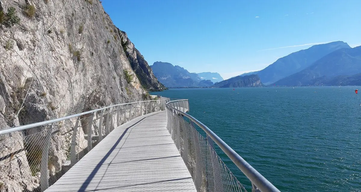 Ciclovia, battelli per le biciclette fra Gardone Riviera e Limone