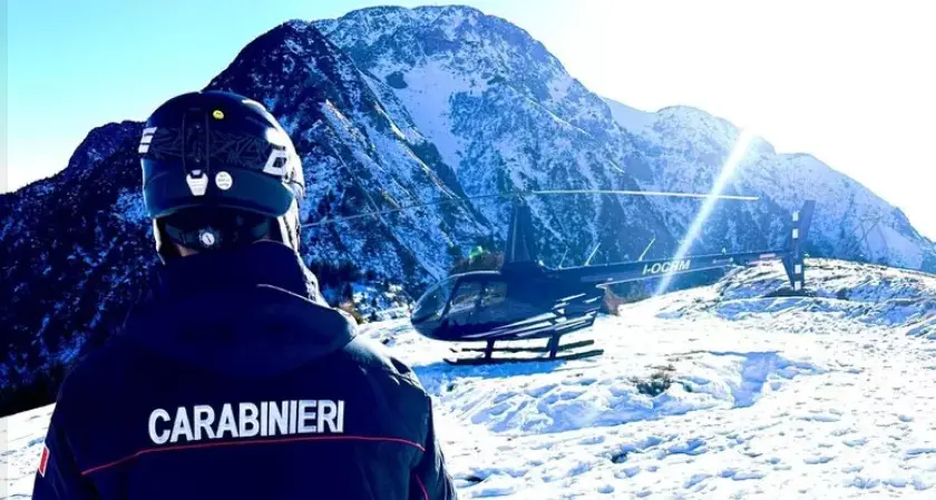 Atterra di nuovo con l'elicottero sulla pista da sci: l'Enac gli sospende la licenza