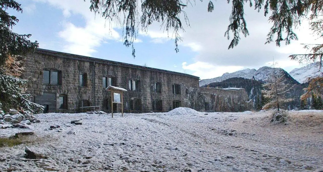 Forte Dossaccio, balcone dolomitico e testimone della storia