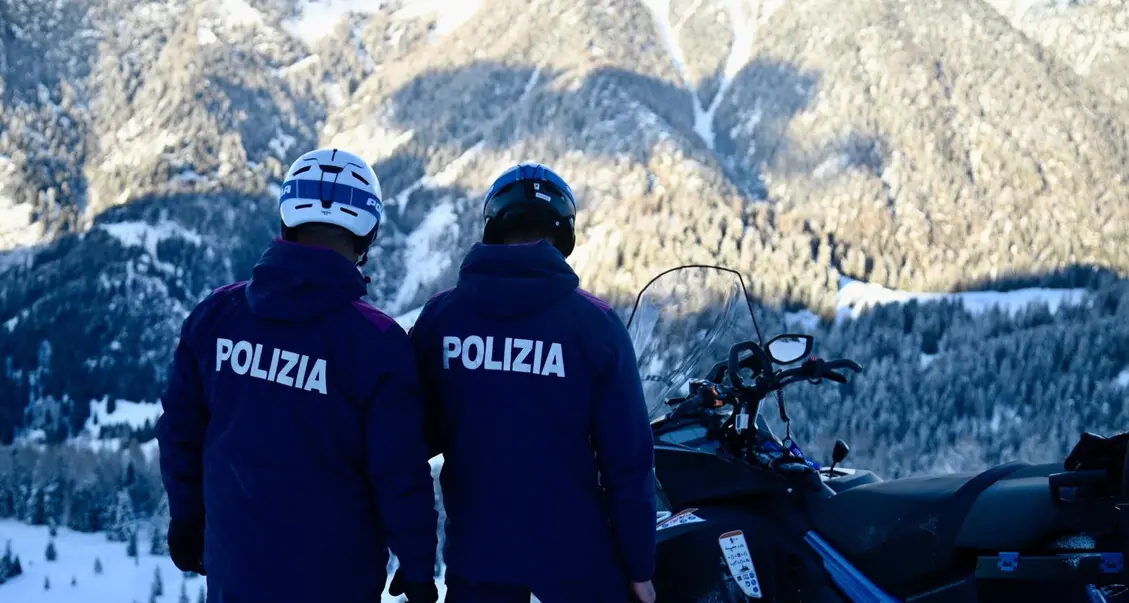 Dolomiti Bellunesi, scia fuori pista e provoca una slavina: salvato e denunciato